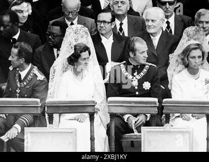 Anni' 80 Bruxelles Archivio Storico Olycom/LaPresse Baldovino del Belgio (Laeken, 7 settembre 1930 – Motril, 31 luglio 1993) principe del Belgio, duca di Brabante, fu re del Belgio dal 16 luglio 1951 fino alla sua morte. Salì al trono in una fase di crisi politica, e molte altre segnarono il suo lungo regno, almeno una delle quali fu il risultato della pubblica espressione della sua fede cattolica. Nella Foto: Re Baldovino del Belgio e la Regina Fabiola Stock Photo