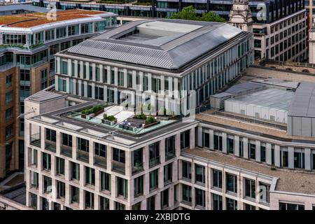 Two Men Sitting On An Office Rooftop In The Summer Sunshine, The City of London, London, UK. Stock Photo