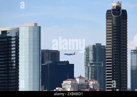 San Diego, CA, USA - July 31, 2023: The Southwest Airlines plane flies by Downtown San Diego. Stock Photo