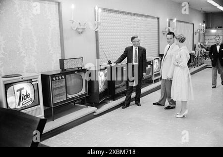 Couple shopping for a television, Woodward & Lothrop department store, Washington, D.C., USA, Marion S. Trikosko, U.S. News & World Report Magazine Photograph Collection, August 1958 Stock Photo