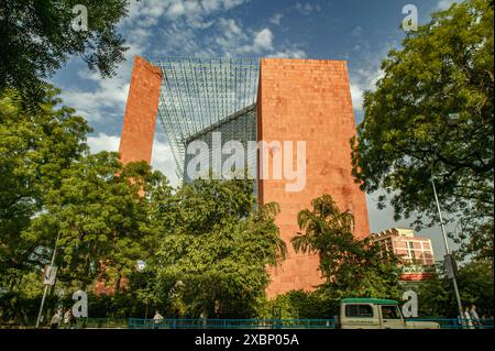 06 09 2004 The towering LIC Jeevan Bharati Bhawan in Connaught Place is a splendid creation in glass stone and metal..near palika bazarDelhi INDIA Asi Stock Photo