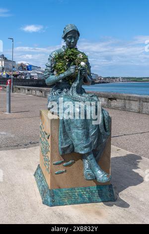 The Gansey Girl statue on the harbour wall at Bridlington, East Yorkshire, England, UK, by sculptor Stephen D Carvill Stock Photo