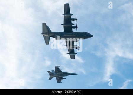 SOUTH CHINA SEA (June 10, 2024) An MC-130-J Commando II, assigned to 1st Special Operations Squadron, and an F/A-18E Super Hornet, assigned to Strike Stock Photo