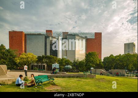 06 09 2004 The towering LIC Jeevan Bharati Bhawan in Connaught Place is a splendid creation in glass stone and metal..near palika bazarDelhi INDIA Asi Stock Photo