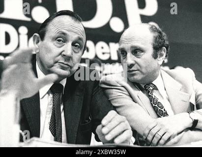 Die FDP-Politiker Hans Dietrich Genscher l. und Otto Graf Lambsdorf 1979 in Bonn. --- German politicans Genscher l. and Otto Count Lambsdorff 1979 in Bonn *** The FDP politicians Hans Dietrich Genscher l and Otto Count Lambsdorf 1979 in Bonn German politicans Genscher l and Otto Count Lambsdorff 1979 in Bonn Stock Photo