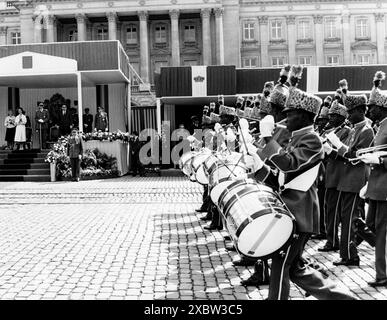 Luglio 1985 Bruxelles Archivio Storico Olycom/LaPresse Baldovino del Belgio (Laeken, 7 settembre 1930 - Motril, 31 luglio 1993) principe del Belgio, duca di Brabante, fu re del Belgio dal 16 luglio 1951 fino alla sua morte. Salì al trono in una fase di crisi politica, e molte altre segnarono il suo lungo regno, almeno una delle quali fu il risultato della pubblica espressione della sua fede cattolica. Nella Foto: La Regina Fabiola e Re Baldovino durante la celebrazione della festa Nationale. La musica della guardia presidenziale del maresciallo Mobutu accompagna la parata militare In the phot Stock Photo