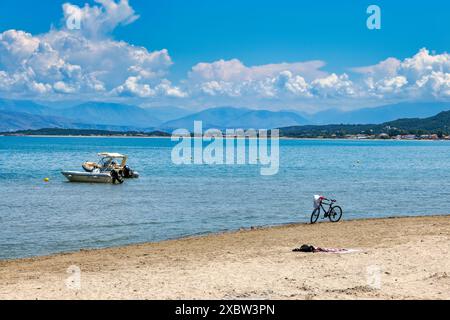 Fahrrad und Boot am Strand von Roda auf Korfu Stock Photo