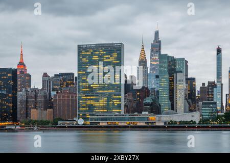 Manhattan skyline view from Gantry Plaza State Park in Long Island City ...