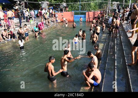 Srinagar, Jammu And Kashmir, India. 14th June, 2024. Devotees offered prayers at the Mata Kheer Bhawani Temple in Tullamulla during the annual Kheer Bhawani Mela. (Credit Image: © Basit Zargar/ZUMA Press Wire) EDITORIAL USAGE ONLY! Not for Commercial USAGE! Stock Photo