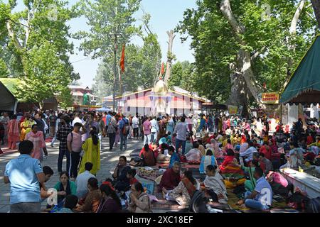 Srinagar, Jammu And Kashmir, India. 14th June, 2024. Devotees offered prayers at the Mata Kheer Bhawani Temple in Tullamulla during the annual Kheer Bhawani Mela. (Credit Image: © Basit Zargar/ZUMA Press Wire) EDITORIAL USAGE ONLY! Not for Commercial USAGE! Stock Photo