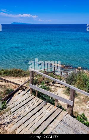 Eine marode Holztreppe führt zum Strand von Loggas Beach Stock Photo