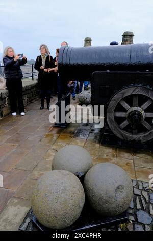 Visitors looking at the Mons Meg the largest medieval cannons in the world by calibre in Edinburgh Castle in a rainy and cloudy day.Scotland.United Kingdom Stock Photo