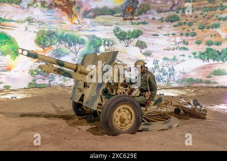 Royal Tank Museum, Amman, Jordan - May 4, 2024: Classic British 25 pounder artillery piece on display at the Royal Tank Museum in Jordan, showcasing Stock Photo