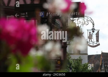 Colmar Tourismus, Touristen in Colmar , Elsass , Frankreich . Juni 14, 2024. Stock Photo