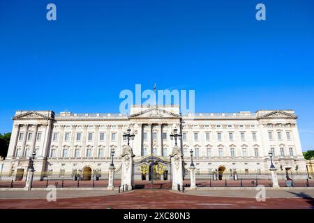 London, UK. 15th June, 2024. Buckingham Palace in London, on June 15, 2024, before the Trooping the Colour (The Kings Birthday Parade) Photo: Albert Nieboer/Netherlands OUT/Point de Vue OUT Credit: dpa picture alliance/Alamy Live News Stock Photo