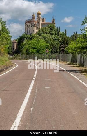 The road leading to the ancient Rocchetta Mattei, province of Bologna, Italy Stock Photo