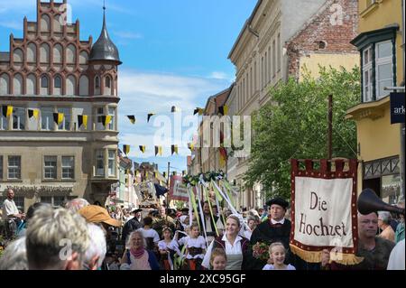 Lutherstadt Wittenberg, Germany. 15th June, 2024. The bridal couple Martin Luther and Katharina von Bora, portrayed by Carolin and Oliver Koschmieder in the procession. The Wittenberg festival 'Luther's Wedding' takes place this weekend. On June 13, 1525, the former monk Martin Luther and the escaped nun Katharina von Bora married in Wittenberg. Credit: Heiko Rebsch/dpa/Alamy Live News Stock Photo