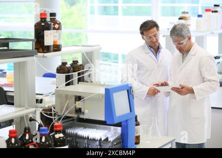 Flash chromatography, method used to purify individual chemical compounds from mixtures of compounds which differ in polarity, Shynthesis Lab, Researc Stock Photo