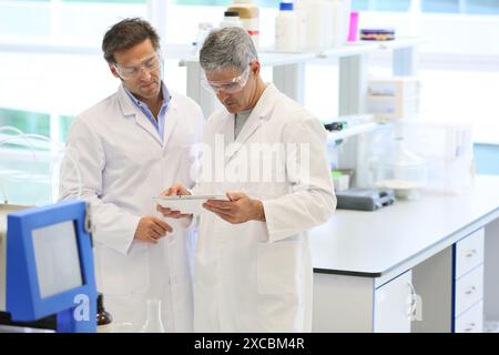 Flash chromatography, method used to purify individual chemical compounds from mixtures of compounds which differ in polarity, Shinthesis Lab, Researc Stock Photo