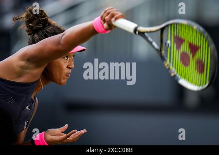 'S-HERTOGENBOSCH, NETHERLANDS - JUNE 14: Naomi Osaka of the United States of America serves in her women's singles quarter final match against Bianca Andreescu of Canada on Day 5 of the Libema Open Grass Court Championships at the Autotron on June 14, 2024 in 's-Hertogenbosch, Netherlands (Photo by Rene Nijhuis/BSR Agency) Credit: BSR Agency/Alamy Live News Stock Photo