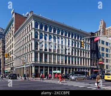 NYC Chinatown: Canal Street Market, 256 Canal Street, is a NYC landmark designed by James Bogardus built in 1857 with cast iron façade. Stock Photo