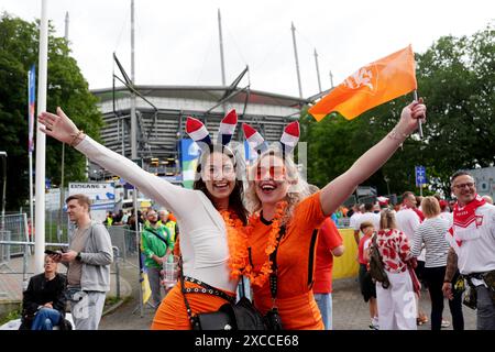 Hamburg, Germany. 16th June, 2024. Soccer: European Championship, Poland - Netherlands, preliminary round, group D, match day 1, Volksparkstadion Hamburg, two Dutch fans cheer outside the stadium before the match. Credit: Marcus Brandt/dpa/Alamy Live News Stock Photo