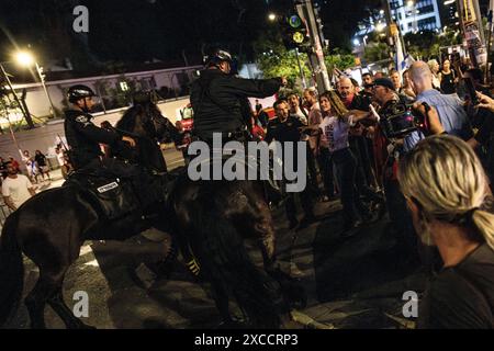 Israel. 16th June, 2024. Mounted police officers push protestors from the sidewalk. Over 100,000 of Israelis demonstrated with the hostages families against Prime Minister Benjamin Netanyahu, demanding an immediate hostage deal and ceasefire as they set up bonfires on Kaplan Junction. Tel Aviv, Israel. June 15th 2024. (Matan Golan/Sipa USA). Credit: Sipa USA/Alamy Live News Stock Photo