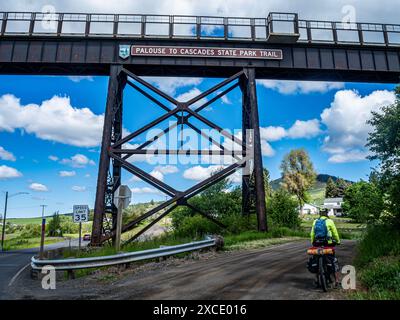 WA25437-00...WASHINGTON - Highway 27 passing under the Palouse to Cascades State Park Trestle at Tekoa. Stock Photo