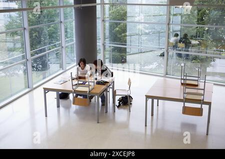 Students. Escuela Universitaria Politecnica, UPV (Universidad del Pais Vasco), Campus de Gipuzkoa. San Sebastián, Euskadi, Spain Stock Photo