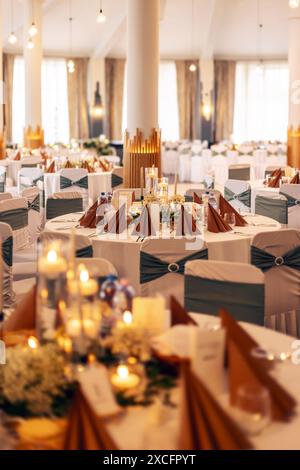 Intimate and warm candlelit table setting creates a romantic atmosphere at a wedding Stock Photo