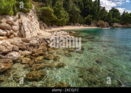 Der Strand Mala Luka zwischen Nemira und Stanici an der Omis Riviera, Kroatien, Europa |  Mala Luka Beach between Nemira and Stanici at the Omis Rivie Stock Photo