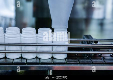 High speed counting and automatic tablet bottling machine in the pharmaceutical industry production line Stock Photo