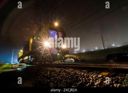 Grinding Train at Moerdijk Bridge Moerdijk & Dordrecht, Netherlands. Grinding Train waiting on a railroad track before grinding and polishing the Moerdijk Railroad Bridge at night. Moerdijk Moerdijkbruggen Zuid-Holland / Noord Brabant Nederland Copyright: xGuidoxKoppesxPhotox Stock Photo