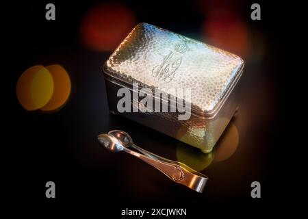 ANTIQUES: Elegant German Sugar Box (Zuckerdose) and Sugar Tongs from 1900 engraved with Harlinghausen, Müller, Kelb and crest Stock Photo