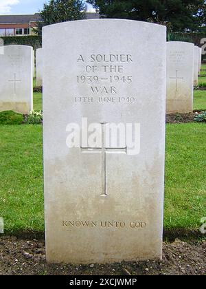 Pornic, France. June 16,2024: Anonymous grave of a 'Soldier of the 1939-195 War' in the Commonwealth War Cemetery, who died during the sinking of the Cunard Line's ocean Liner RMS Lancastria (requisitioned as troopship) the 17th June 1940 near St Nazaire. Every year commemorations of this tragedy, which had been censored from English news on Churchill's orders, take place. This disaster at sea that killed 4000/7000 victims is the largest single ship loss of life in British maritime history, bodies of soldiers & sailors washed up on French beaches for months.Credit: Kevin Izorce/Alamy Live News Stock Photo