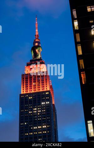 Giant Dragon balloon curled around the Empire State Building advertises ...