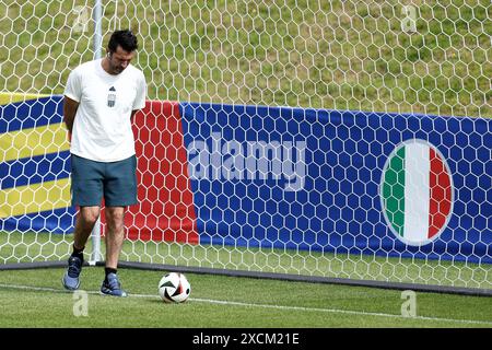 Iserlohn, Germany. 17th June, 2024. Gianluigi Buffon during Italy training session at Hemberg-Stadion on June 17, 2024 in Iserlohn, Germany . Credit: Marco Canoniero/Alamy Live News Stock Photo