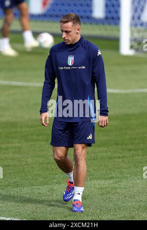 Iserlohn, Germany. 17th June, 2024. Davide Frattesi of Italy during Italy training session at Hemberg-Stadion on June 17, 2024 in Iserlohn, Germany . Credit: Marco Canoniero/Alamy Live News Stock Photo