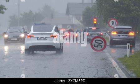 Schwere Gewitter und Unwetter zogen am späten Montagabend und in der ersten Nachthälfte über weite Teile Südbayerns hinweg. Auf Grund der synoptischen Ausgangslage steht seit Montag in weiten Teilen Deutschlands eine Schwergewitterlage ins Haus. Am Montag war vor allem Südbayern betroffen. An den Alpen hangelten sich immer wieder rotierende Gewitterzellen entlang. Eine sogenannte HP-Superzelle englisch high precipitation supercell zog vom Allgäu über den Landkreis Garmisch-Partenkirchen. Extrem heftiger Starkregen trat in Murnau am Staffelsee auf. Die Kanalisation schaffte die Wassermassen nic Stock Photo