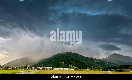 Schwere Gewitter und Unwetter zogen am späten Montagabend und in der ersten Nachthälfte über weite Teile Südbayerns hinweg. Auf Grund der synoptischen Ausgangslage steht seit Montag in weiten Teilen Deutschlands eine Schwergewitterlage ins Haus. Am Montag war vor allem Südbayern betroffen. An den Alpen hangelten sich immer wieder rotierende Gewitterzellen entlang. Eine sogenannte HP-Superzelle englisch high precipitation supercell zog vom Allgäu über den Landkreis Garmisch-Partenkirchen. Extrem heftiger Starkregen trat in Murnau am Staffelsee auf. Die Kanalisation schaffte die Wassermassen nic Stock Photo