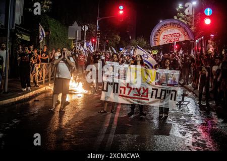 Jerusalem, Israel. 17th June, 2024. Protestors hold up a sign that reads in Hebrew Ò a deal would have saved livesÓ showing photos of Israeli hostages that died in Gaza, during a demonstration in Jerusalem, Monday, June 17 2024. Israeli Anti-government protesters rallied in Jerusalem Monday, some clashed  with police near the home of Prime Minister Benjamin Netanyahu calling for new elections and a hostage deal with Hamas. Credit: Eyal Warshavsky/Alamy Live News Stock Photo