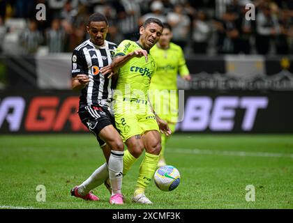 Belo Horizonte, Brazil. 17th June, 2024. Romulo of Atletico Mineiro battles for possession ball with Marcos Rocha of Palmeiras, during the match between Atletico Mineiro and Palmeiras, for the Brazilian Serie A 2024, at Arena MRV Stadium, in Belo Horizonte on June 17. Photo: Gledston Tavares/DiaEsportivo/Alamy Live News Credit: DiaEsportivo/Alamy Live News Stock Photo