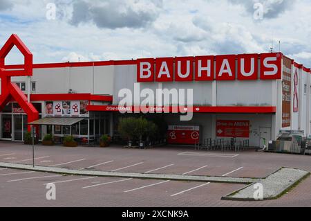 Bauhaus Baumarkt - Filiale. Die Bauhaus AG ist ein Handelsunternehmen mit Sitz in Belp in der Schweiz. Seit 2020 ist Bauhaus Mitglied im Branchenverband Deutscher Heimwerker-, Bau- und Gartenfachmärkte, kurz BHB *** Bauhaus DIY store branch Bauhaus AG is a trading company based in Belp, Switzerland Since 2020, Bauhaus has been a member of the industry association of German DIY, construction and garden centers, BHB for short Stock Photo