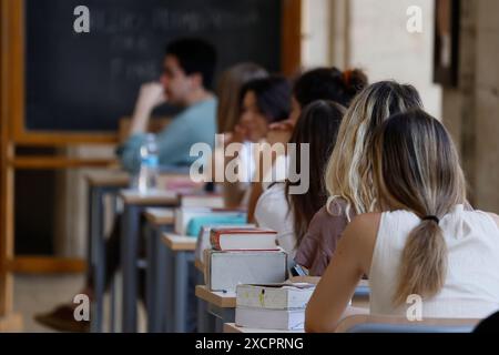 Roma, Italia. 21st June, 2023. Foto Cecilia Fabiano /LaPresse 21 -6 -2023-Roma Italia - Cronaca -Maturità 2023 prima prova italiano Nella Foto : studentesse e studenti del liceo Visconti June 21, 2023 -Rome Italy - News - Final exams 2023 the first test - in the Photo : students of Visconti high school Credit: LaPresse/Alamy Live News Stock Photo