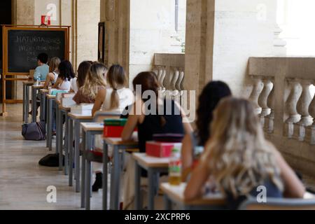 Roma, Italia. 21st June, 2023. Foto Cecilia Fabiano /LaPresse 21 -6 -2023-Roma Italia - Cronaca -Maturità 2023 prima prova italiano Nella Foto : studentesse e studenti del liceo Visconti June 21, 2023 -Rome Italy - News - Final exams 2023 the first test - in the Photo : students of Visconti high school Credit: LaPresse/Alamy Live News Stock Photo