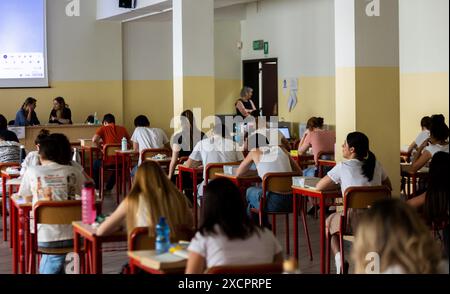 Foto Stefano Porta/LaPresse 21-06-2023 Milano, Italia - Cronaca - Studenti delle scuole superiori durante la prima prova scritta della maturità. Nella foto: gli studenti del Liceo Linguistico Manzoni di Via Deledda June 21, 2023 Milan, Italy - News - High school students during the first written exam of the maturity. Foto Stefano Porta/LaPresse 21-06-2023 Milano, Italia - Cronaca - Studenti delle scuole superiori durante la prima prova scritta della maturità. Nella foto: gli studenti del Liceo Linguistico Manzoni di Via Deledda June 21, 2023 Milan, Italy - News - High school students durin Stock Photo