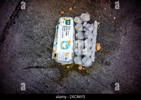 Whole Foods broken eggs on the sidewalk in New York on Wednesday, June 12, 2024. (© Richard B. Levine) Stock Photo