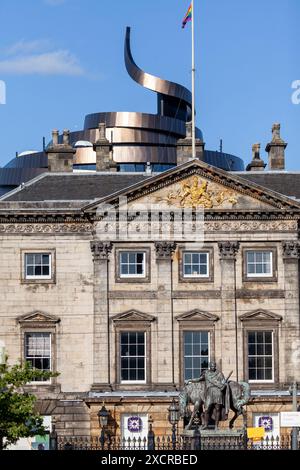 Modern and Old, The Golden Spiral of the W Hotel behind Dundas House The headquarters of RBS in St Andrew Square, Edinburgh, Scotland Stock Photo