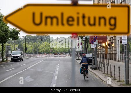 Berlin, Germany, detour sign on Mehringdamm Stock Photo - Alamy