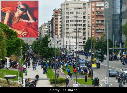 Crowd of fans heading towards Piazza del Duomo to celebrate the Inter football team, Champion of Italy, Viale della Liberazione, Milan, Italy Stock Photo